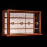 Meuble Vitrine AyaKi #3 en noyer suisse, avec incrustations de laiton brosssé et papiers japonais décoratifs traditionnels. ©Atelier Aimanuel.Art
