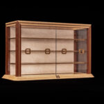 Meuble Vitrine AyaKi #4 en érable sycomore et noyer suisses, avec incrustations de laiton brosssé et papiers japonais décoratifs traditionnels. ©Atelier Aimanuel.Art