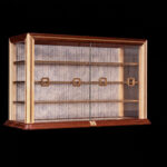 Meuble Vitrine AyaKi #5 en érable sycomore et noyer suisse, avec incrustations de laiton brosssé et papiers japonais décoratifs traditionnels. ©Atelier Aimanuel.Art