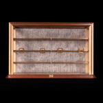 Meuble Vitrine AyaKi #5 en érable sycomore et noyer suisse, avec incrustations de laiton brosssé et papiers japonais décoratifs traditionnels. ©Atelier Aimanuel.Art