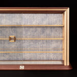 Meuble Vitrine AyaKi #5 en érable sycomore et noyer suisse, avec incrustations de laiton brosssé et papiers japonais décoratifs traditionnels. ©Atelier Aimanuel.Art