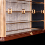 Meuble Vitrine AyaKi #5 en érable sycomore et noyer suisse, avec incrustations de laiton brosssé et papiers japonais décoratifs traditionnels. ©Atelier Aimanuel.Art