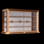 Meuble Vitrine AyaKi #6 en érable sycomore et noyer suisses, avec incrustations de laiton de laiton brosssé et papiers japonais décoratifs traditionnels. ©Atelier Aimanuel.Art
