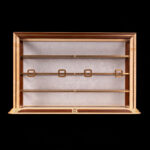 Meuble Vitrine AyaKi #6 en érable sycomore et noyer suisses, avec incrustations de laiton de laiton brosssé et papiers japonais décoratifs traditionnels. ©Atelier Aimanuel.Art