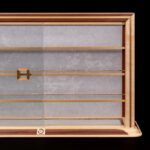 Meuble Vitrine AyaKi #6 en érable sycomore et noyer suisses, avec incrustations de laiton de laiton brosssé et papiers japonais décoratifs traditionnels. ©Atelier Aimanuel.Art