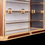 Meuble Vitrine AyaKi #6 en érable sycomore et noyer suisses, avec incrustations de laiton de laiton brosssé et papiers japonais décoratifs traditionnels. ©Atelier Aimanuel.Art