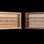 2 vitrines AyaKi en miroir, en érable sycomore et noyer suisse, avec des incrustations de laiton brossé et des papiers japonais décoratifs (washis traditionnels). ©Atelier Aimanuel.Art