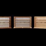 3 vitrines AyaKi en miroir, en érable sycomore et noyer suisse, avec des incrustations de laiton brossé et des papiers japonais décoratifs (washis traditionnels). ©Atelier Aimanuel.Art