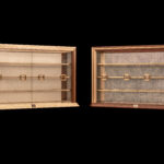 2 vitrines AyaKi en miroir, en érable sycomore et noyer suisse, avec des incrustations de laiton brossé et des papiers japonais décoratifs (washis traditionnels). ©Atelier Aimanuel.Art