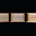 3 vitrines AyaKi en miroir, en érable sycomore et noyer suisse, avec des incrustations de laiton brossé et des papiers japonais décoratifs (washis traditionnels). ©Atelier Aimanuel.Art