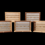 Les 5 petites vitrines AyaKi au complet, en érable sycomore et noyer suisse, avec des incrustations de laiton brossé et des papiers japonais décoratifs (washis traditionnels). ©Atelier Aimanuel.Art