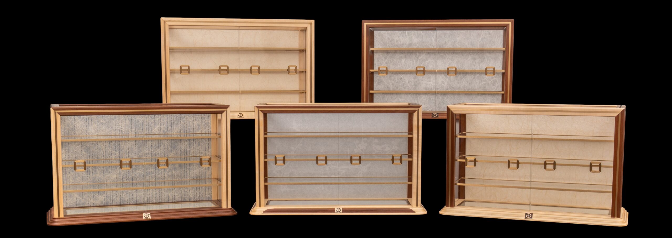 Les 5 petites vitrines AyaKi au complet, en érable sycomore et noyer suisse, avec des incrustations de laiton brossé et des papiers japonais décoratifs (washis traditionnels). ©Atelier Aimanuel.Art